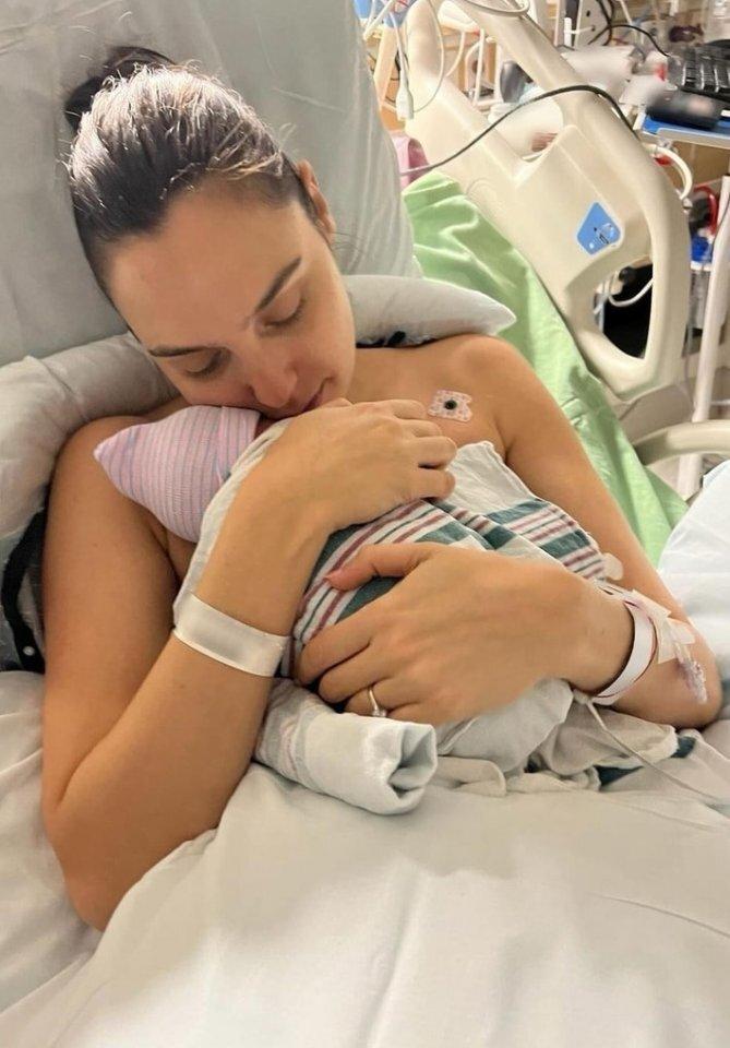 Галь Гадот откровенно поделилась, что вынашивание младшей дочери Ори стало для неё самым тяжёлым периодом в жизни: на поздних сроках беременности у неё выявили тромбы в мозге, которые приносили невыносимую боль.