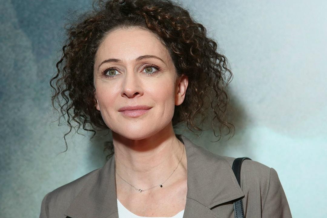 Актриса Ксения Раппопорт недавно отпраздновала 52-летие и поделилась забавной фотосессий, а также снимками с дочерьми — Аглаей Тарасовой и Софией, которую Ксения родила в отношениях с Юрием Колокольниковым.