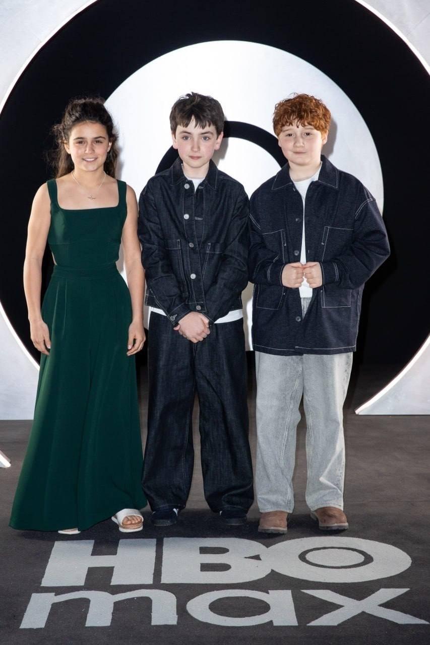 Молодые актёры, играющие главные роли в новом шоу о Гарри Поттере, впервые появились на красной дорожке в Лондоне.