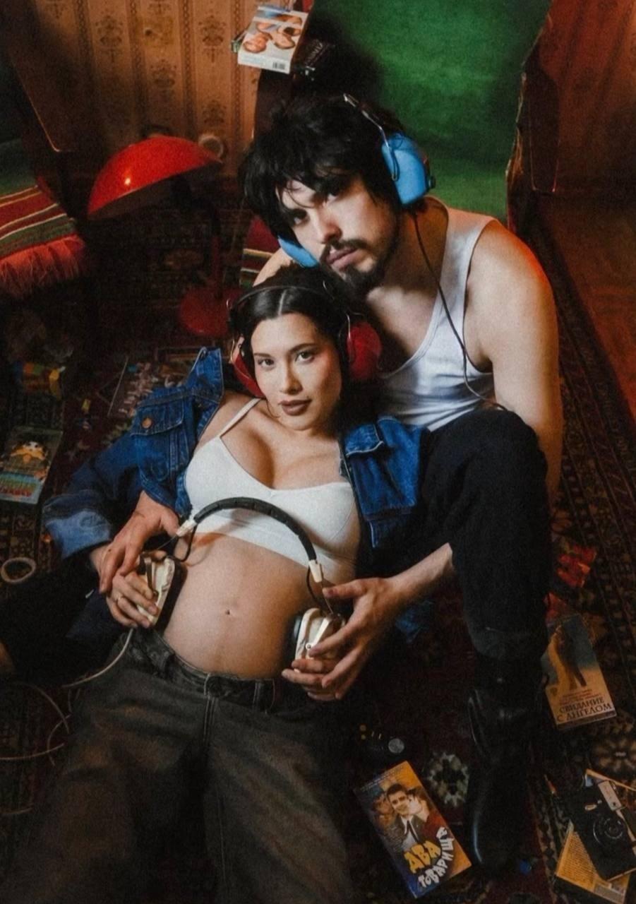 Анет Сай и 10AGE ожидают пополнение в семье.