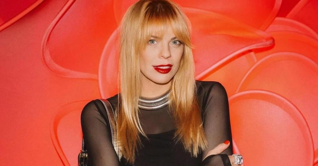 Анастасия Стоцкая опубликовала редкий снимок с родителями и детьми.