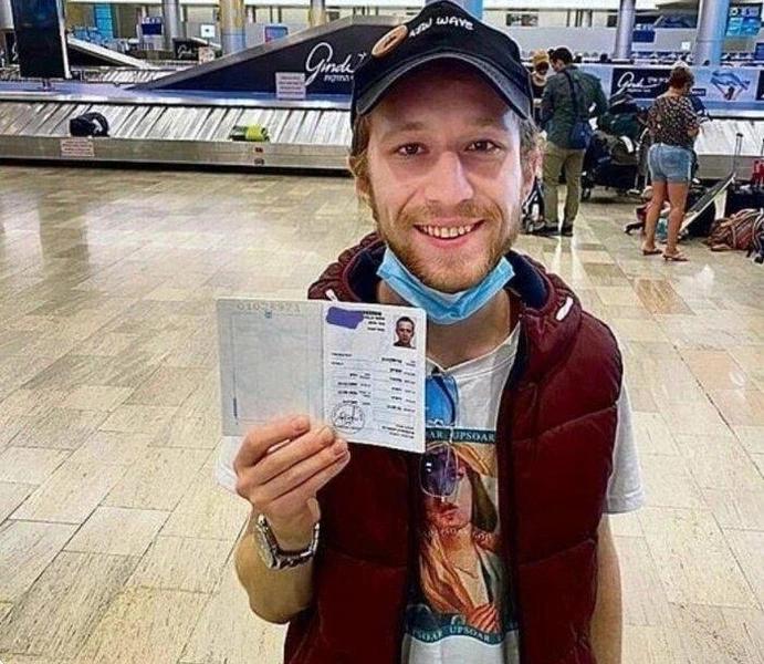 Покинувший страну в 2022 году известный актёр обратился к россиянам с просьбой о помощи.