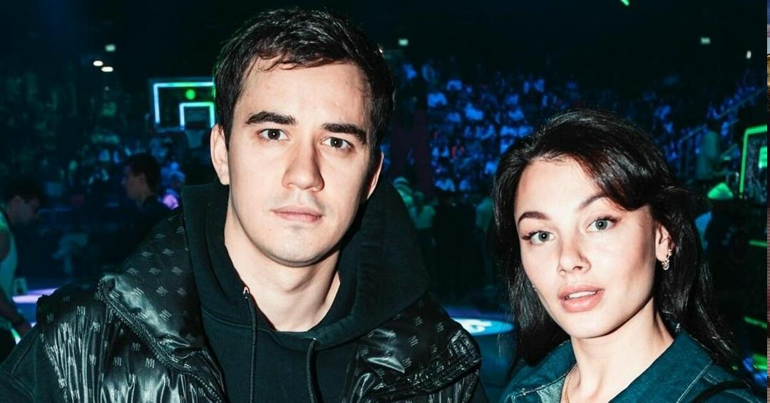Ольга Зайцева, звезда сериала «Открытый брак», раскрыла свой интересный статус на свадьбе с Виталием Андреевым. В возрасте 26 лет актриса вышла замуж за 30-летнего партнёра по цеху.