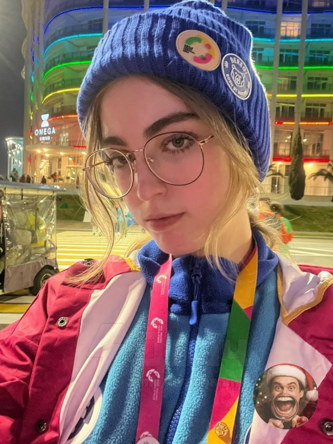 История с задержанной в Петербурге 22-летней учительницей Афиной Симеонидис обрастает альтернативной версией: мать девушки уверяет, что её дочь оговорили.