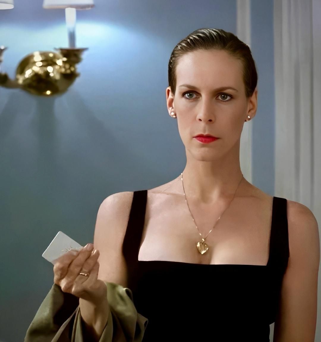 В фильме «Правдивая ложь» Джейми Ли Кертис блистательно исполнила танец. Во время съемок она случайно упала. Арнольд Шварценеггер на заднем плане дернулся, чтобы помочь, но Кертис быстро восстановила равновесие и продолжила.