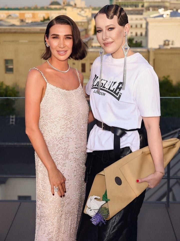 Ксения Собчак появилась на событии с эксклюзивным букетом от Bottega Veneta 😅