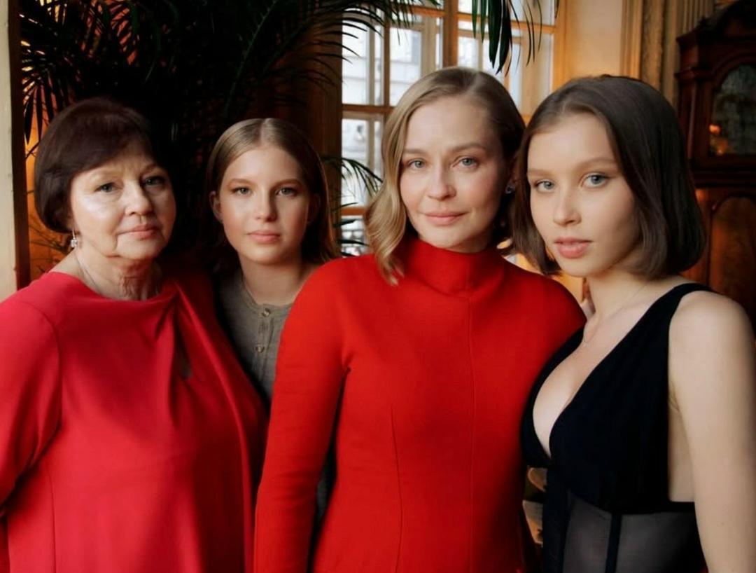 Юлия Пересильд показала редкое фото с матерью