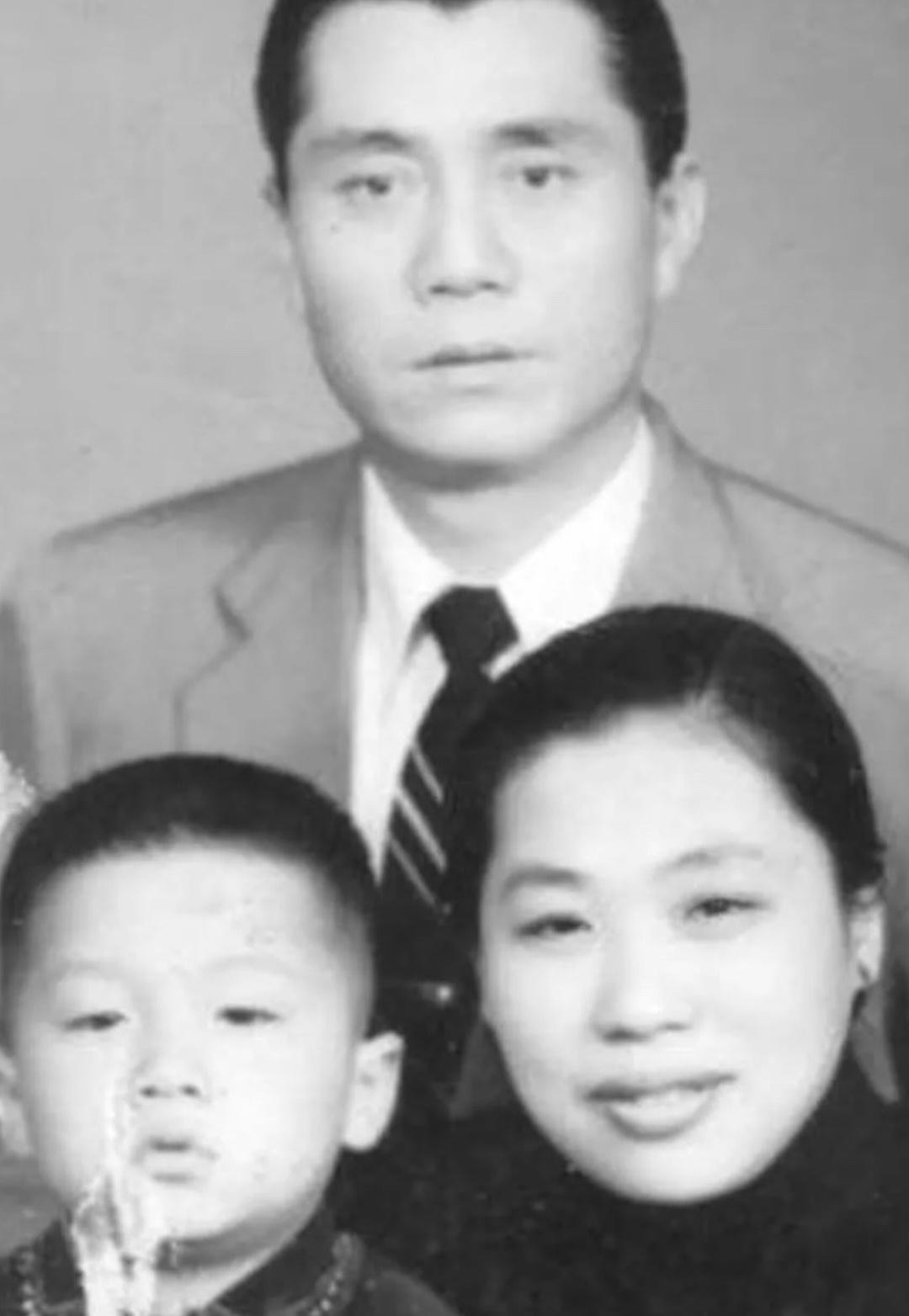 Джеки Чан рос, думая, что его родители — обычные рабочие.