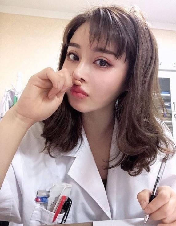 Юань Херонг, врач из Китая, которой 30 лет, успешно совмещает две непростые задачи: днём она лечит пациентов в больнице, а вечером посвящает время тренировкам в спортзале.