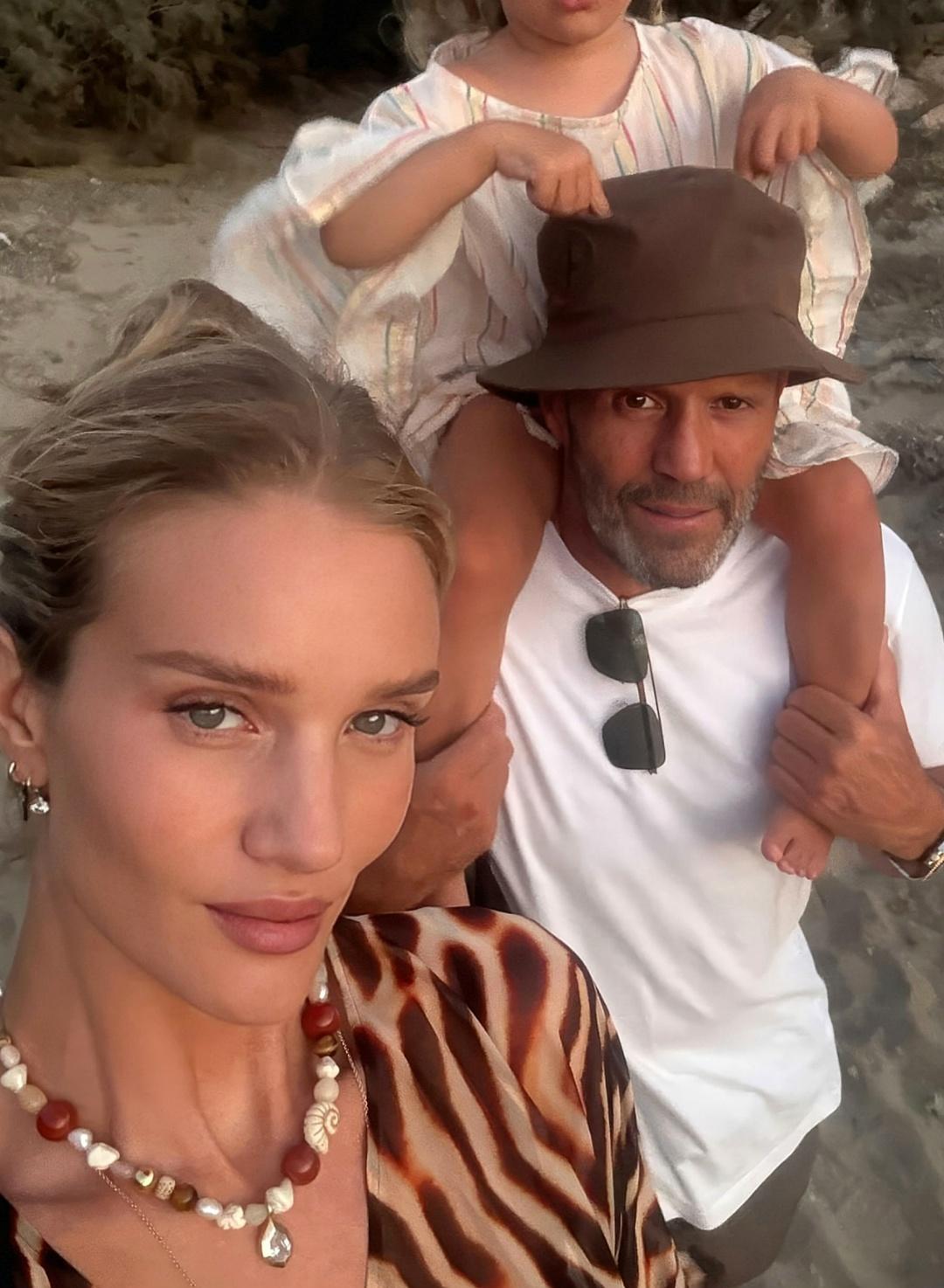 Актриса и супругин знаменитого Джейсона Стэтхэма, которому 57 лет, поделилась трогательными семейными фотографиями.🙏