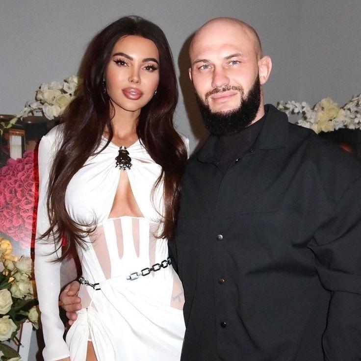 Джиган старается сохранить свой брак и настоятельно рекомендует Оксане Самойловой посетить семейного психолога.