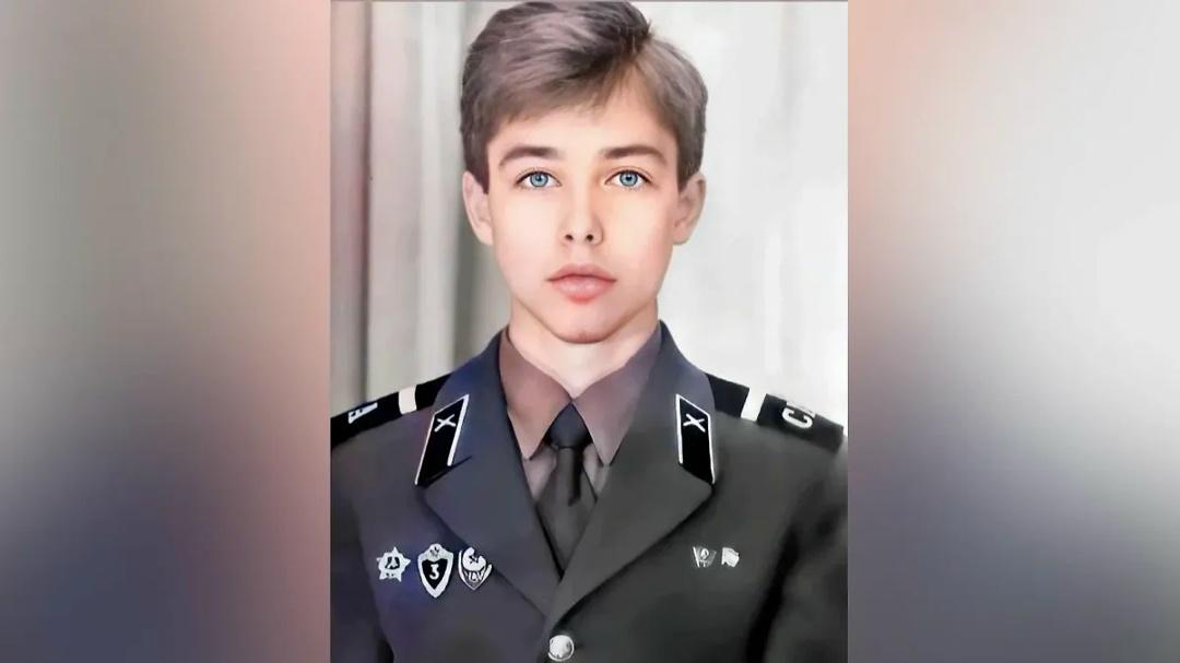 Сергей Зверев вспомнил свое армейское прошлое и показал архивные кадры в военной форме.