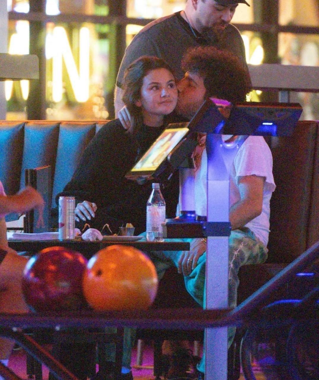 Селену Гомес и Бенни Бланко заметили на свидании в боулинге 💕