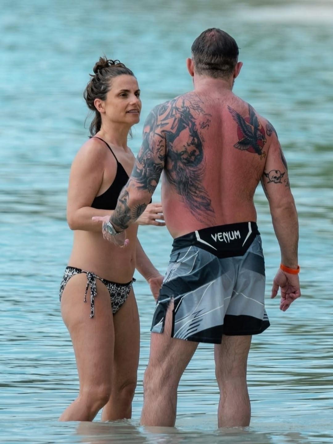 Личная жизнь Тома Харди скрыта за семью замками. Актер и его жена Шарлотта Райли — редкие гости светских хроник, так как пара сознательно выбрала путь абсолютной непубличности.