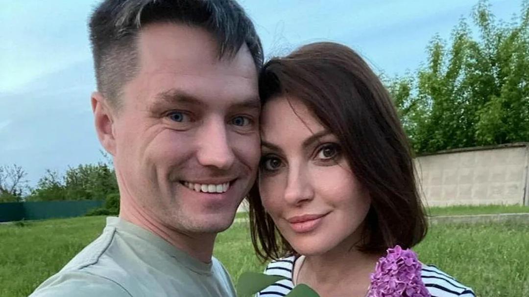 «Я не выгнала мужа, он оказался чудесным человеком»: Анастасия Макеева обратилась к Роману в пятую годовщину свадьбы