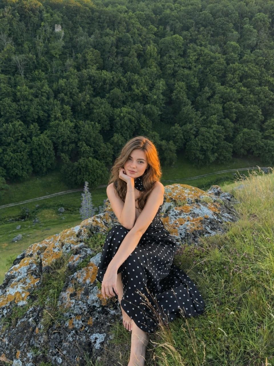 Без отношений очень давно.