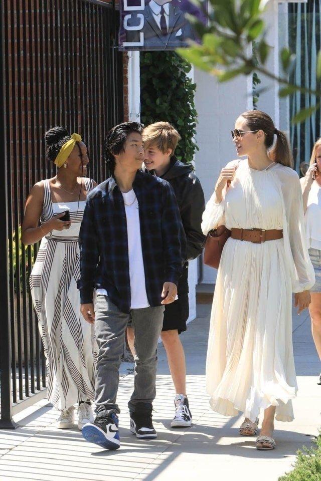 Анжелина Джоли намерена продать свой особняк в Лос-Анджелесе и окончательно покинуть США летом 2026 года, сообщает инсайдер журналу People.