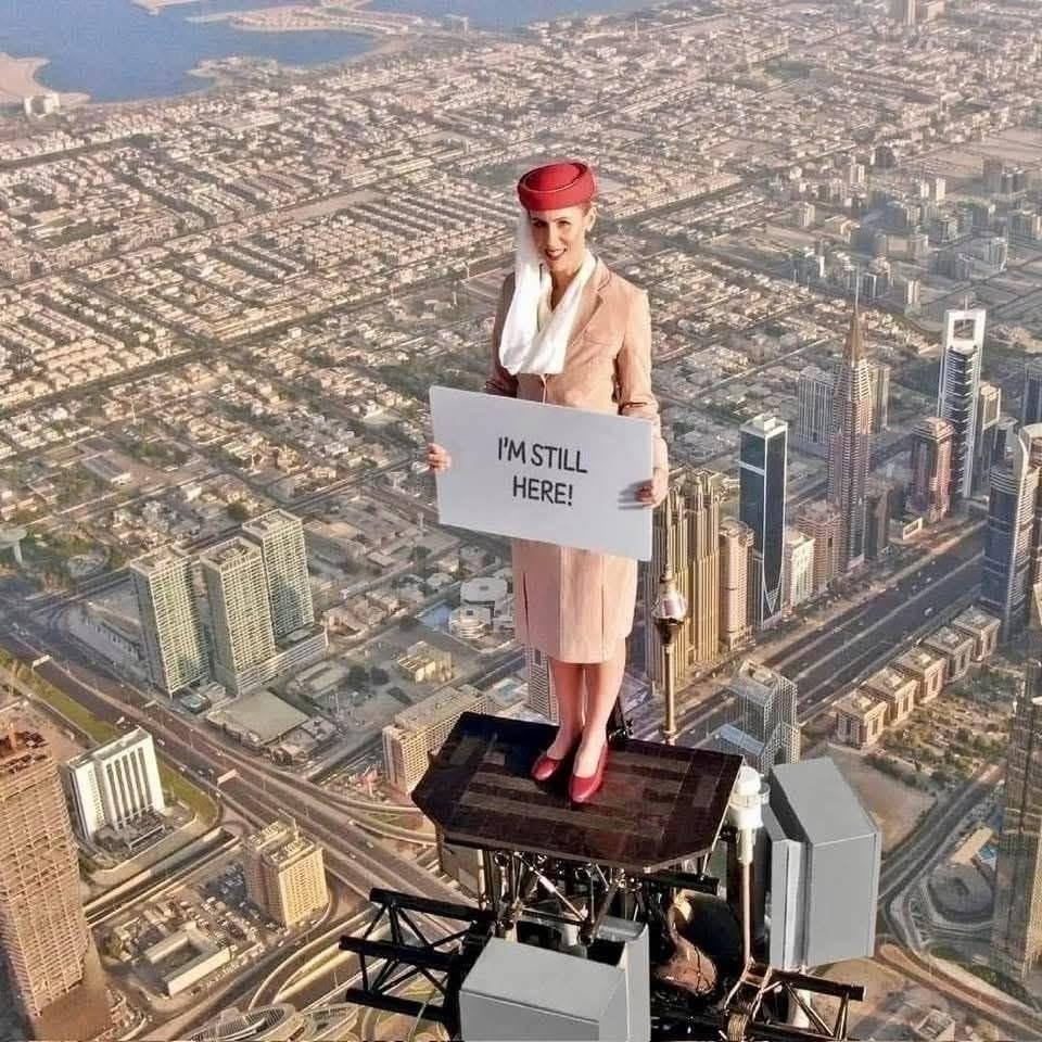 Эта смелая женщина носит имя Николь Смит-Людвик. Она поднялась на самый верх 828-метрового здания Бурдж-Халифа, чтобы участвовать в рекламной кампании Emirates Airlines.