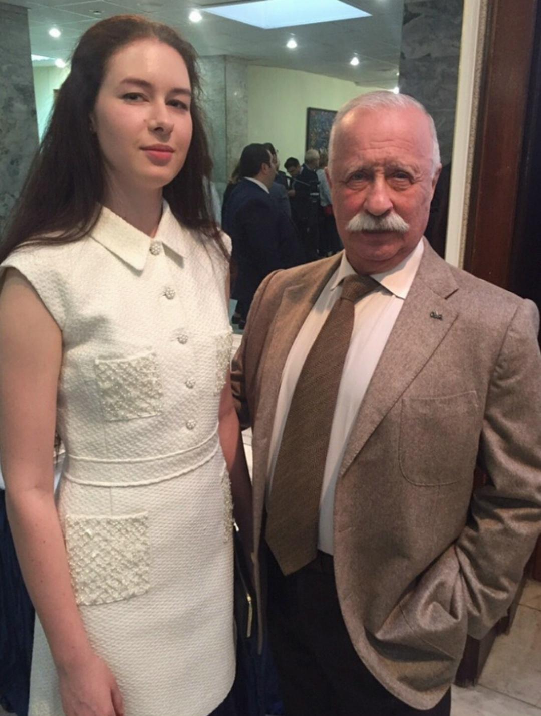 Младшая дочь Леонида Якубовича изменила стиль и стала более яркой.