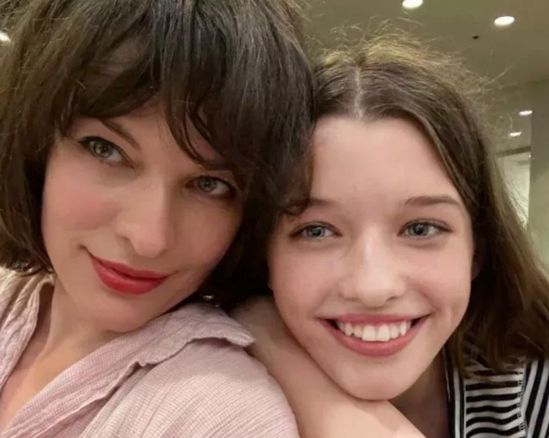 Дочь Миллы Йовович и Пола Андерсона, 18-летняя Эвер Андерсон, стала новым лицом Dior. Юная актриса и модель, которую СМИ называют восходящей звездой, уже снялась в своей первой рекламной кампании для бренда.