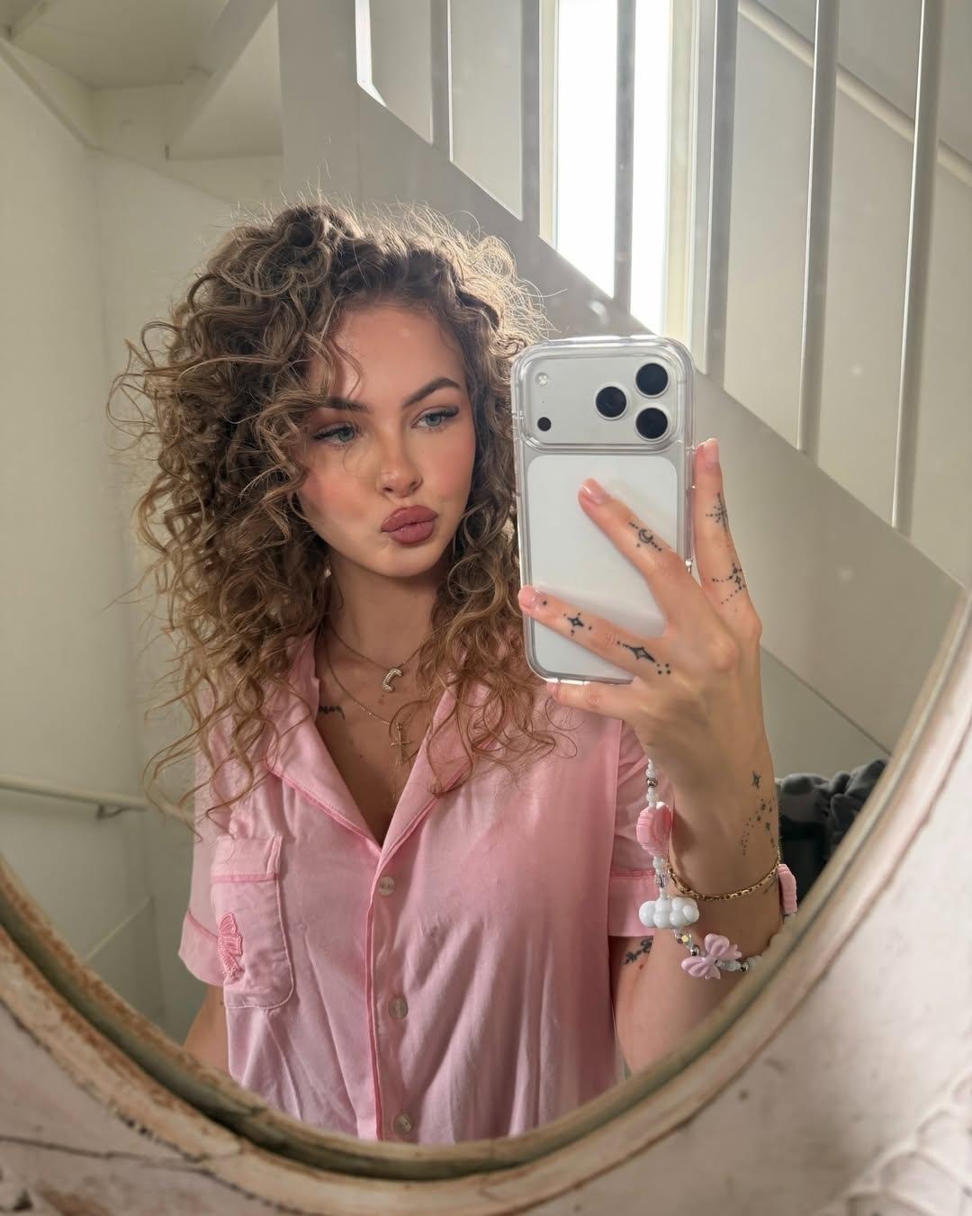 Познакомлюсь. Сижу в чате знакомств. Пишите.