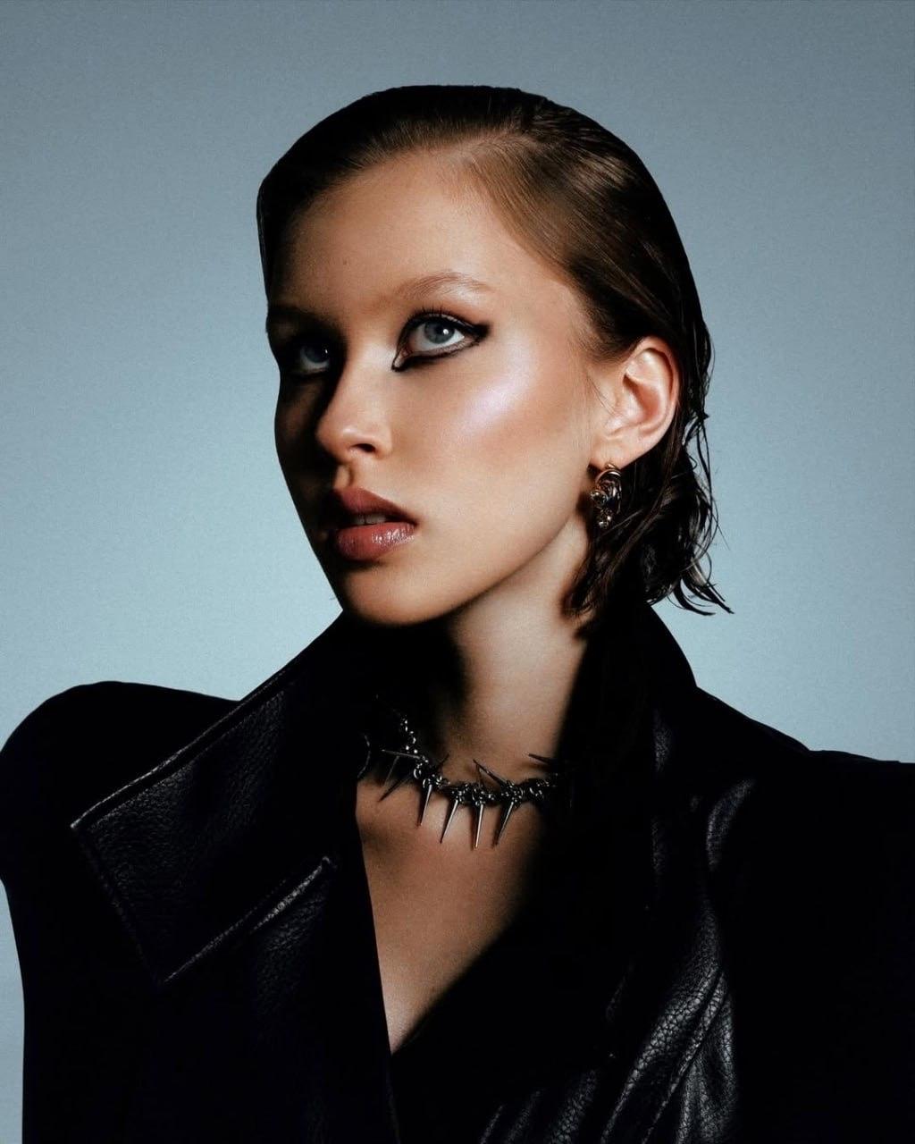 Анне Пересильд 16 лет, и она предстала в образе готической принцессы