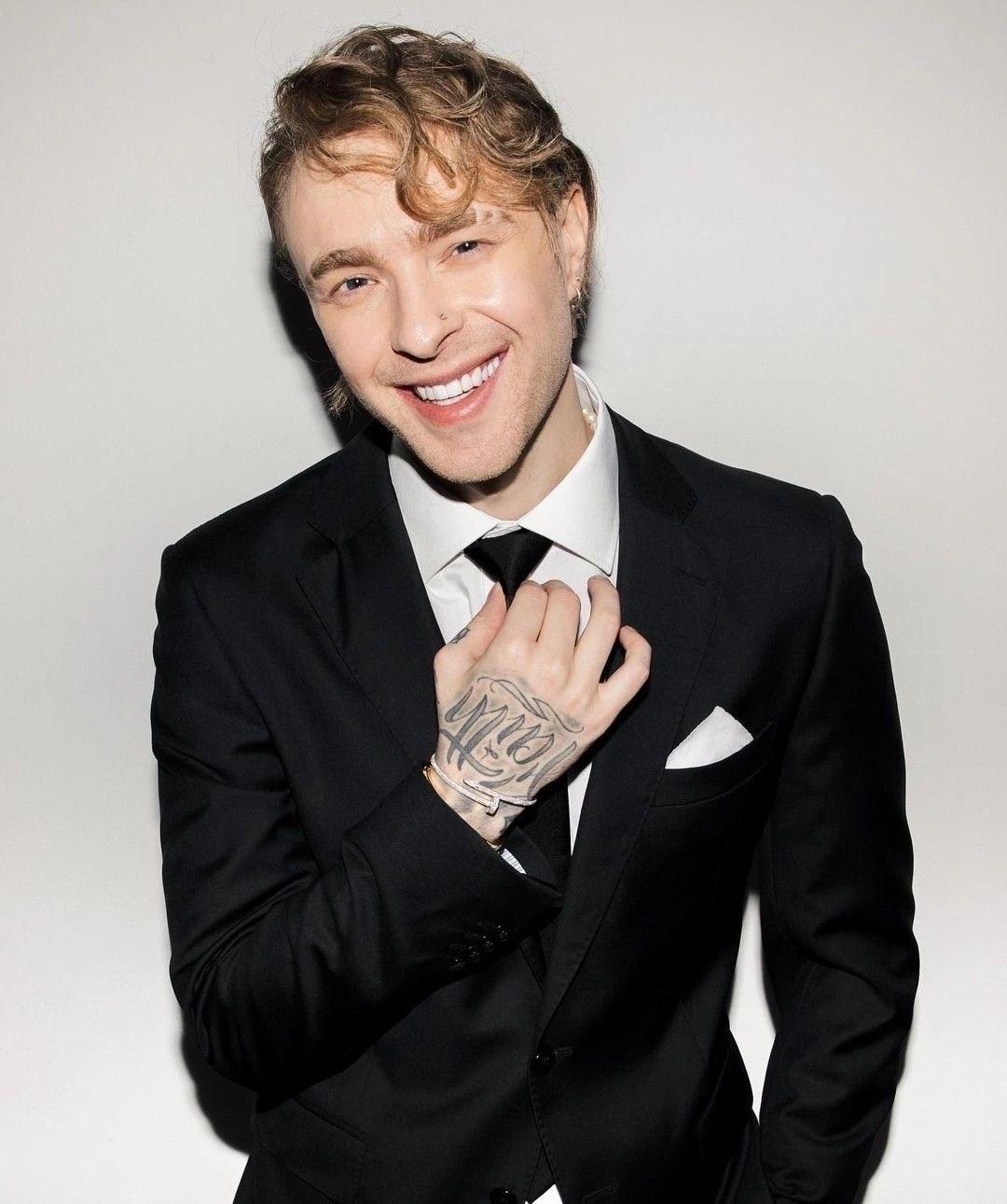 Во время перелёта из Перми в Москву между Егором Кридом и директором «Россети Урал» возник конфликт из-за отказа дать автограф.