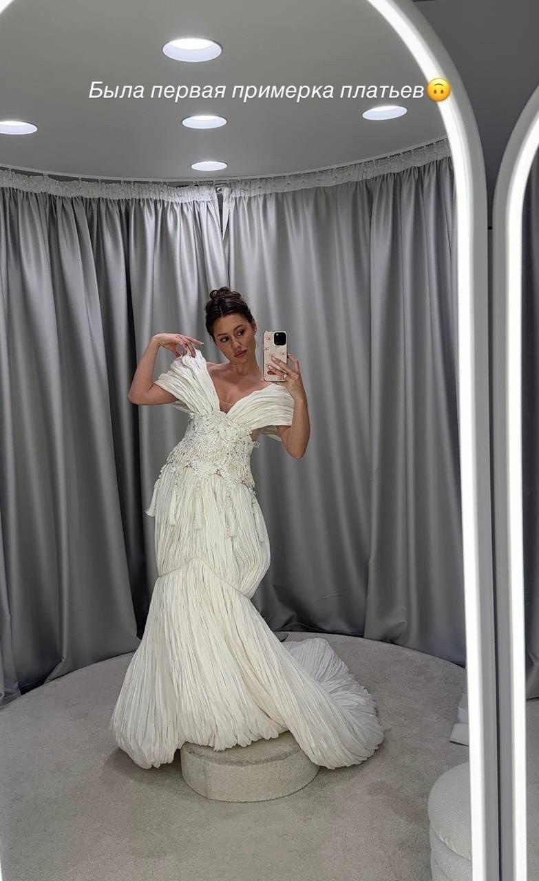 Похоже, Каролина уже определилась с выбором свадебного платья, что говорит о том, что подготовка к торжеству активно продолжается.