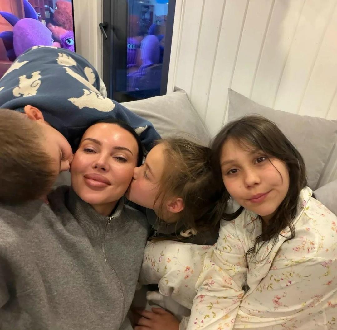 Оксана Самойлова опубликовала милое фото с детьми: «У меня всегда будет семья».