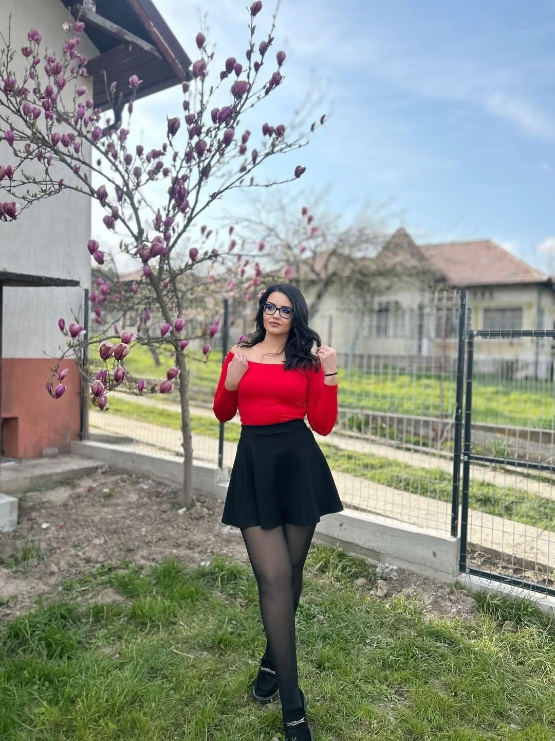 Нет парня. Нет детей. Есть только кот и собачка.