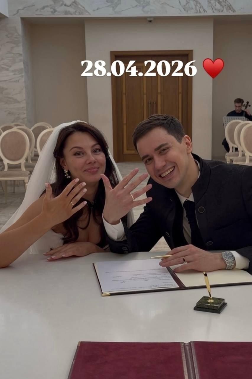 Виталий Андреев, известный по проекту «Трудные подростки», связал себя узами брака с Ольгой, своей возлюбленной.