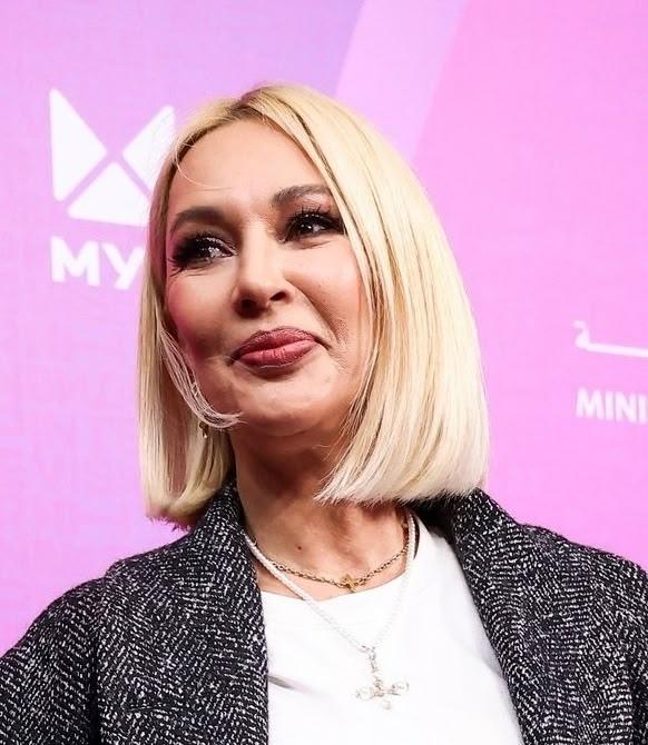 🎤 Лера Кудрявцева на мероприятии «Песни Победы» призналась, что сомневается в искренности женской дружбы, придерживаясь мнения: «Не делай добра — не получишь зла» 😬