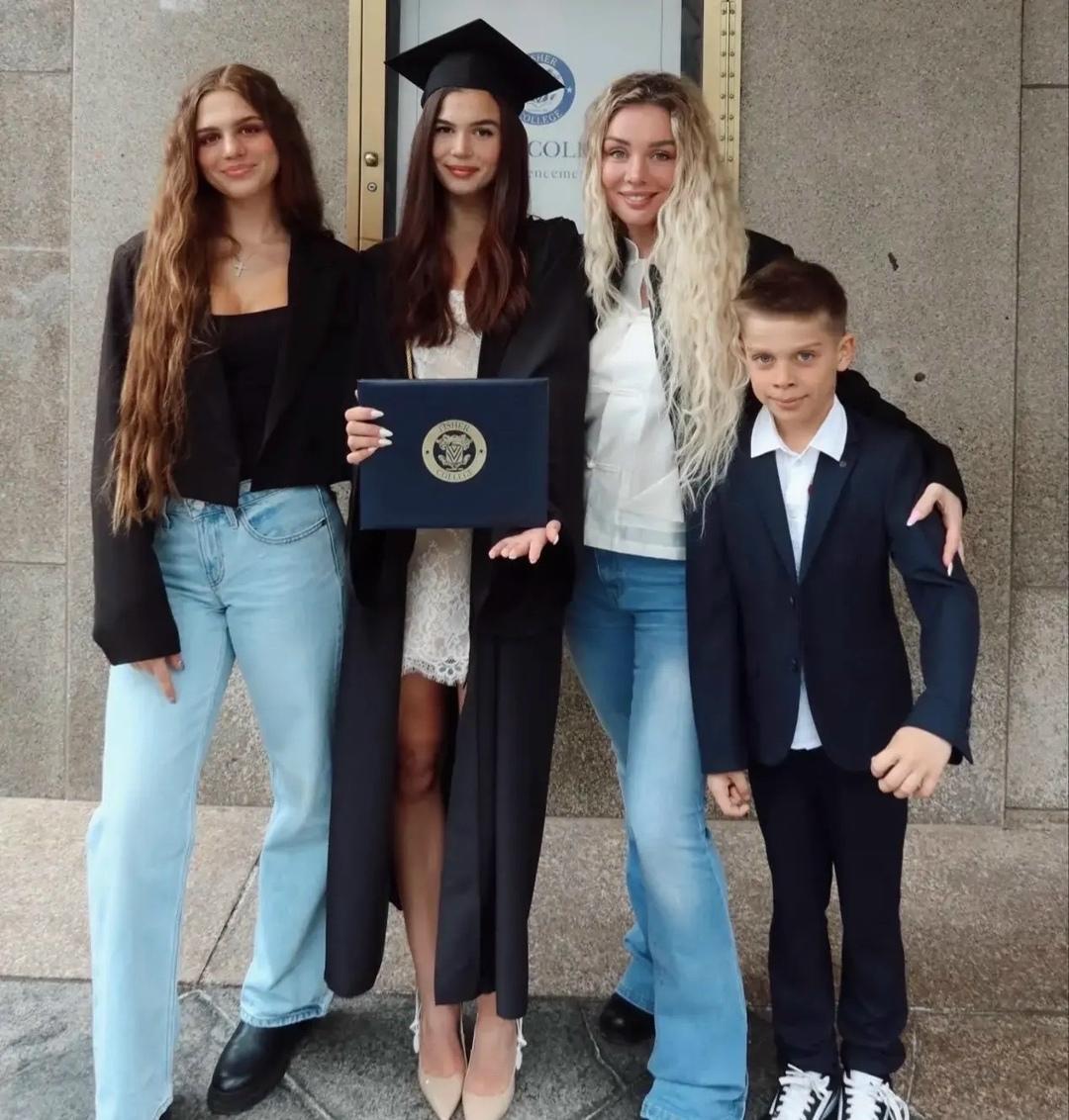 Старшая дочь Анны Седоковой, Алина, которой 21 год, успешно завершила обучение в американском университете с отличными результатами и уже начала работать на двух должностях.