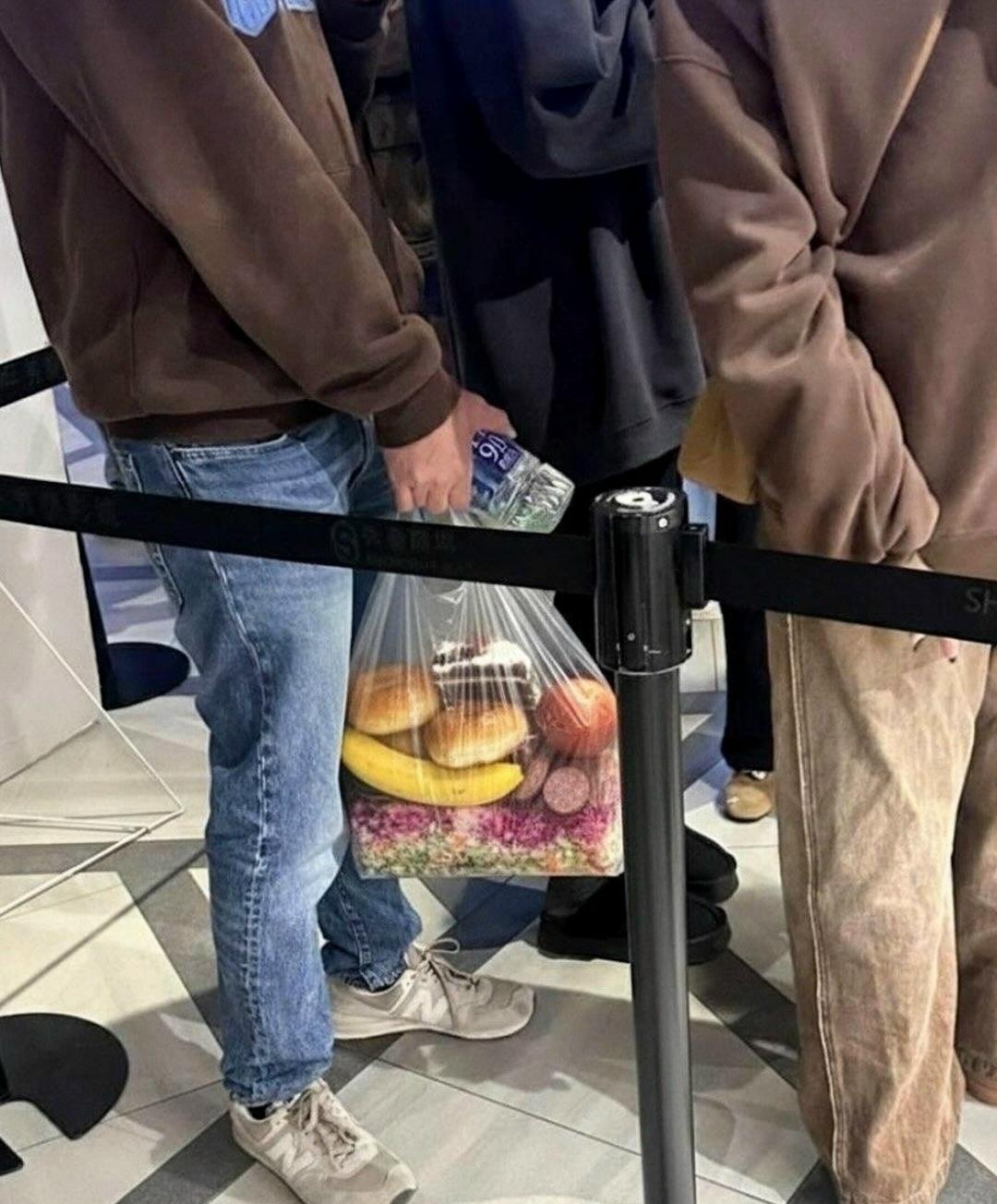 Парень из Казахстана узнал, что новая часть «Аватара» длится почти четыре часа и пришёл на сеанс максимально подготовленным, ловя на себе завистливые взгляды бедолаг с попкорном за оверпрайс.