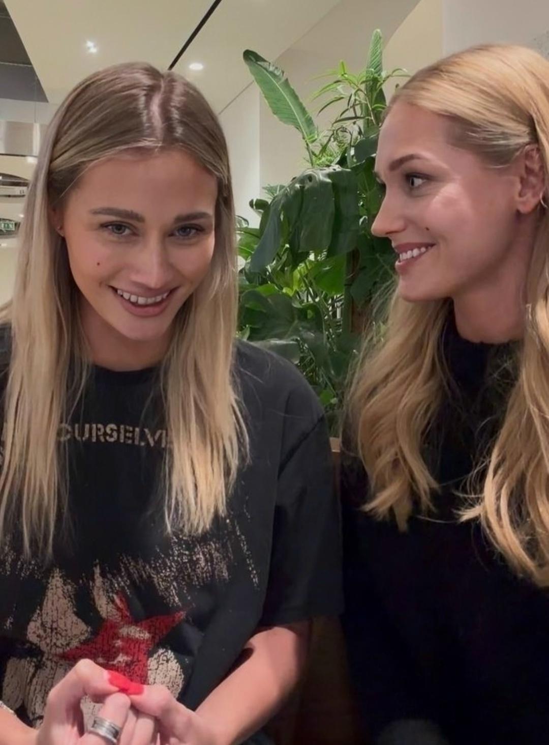 Актриса Кристина Асмус недавно поделилась совместным фото с близняшкой Машей Милаш,💔 вызвав всплеск обсуждений среди поклонников. Их невероятное сходство сразу подчеркнули.