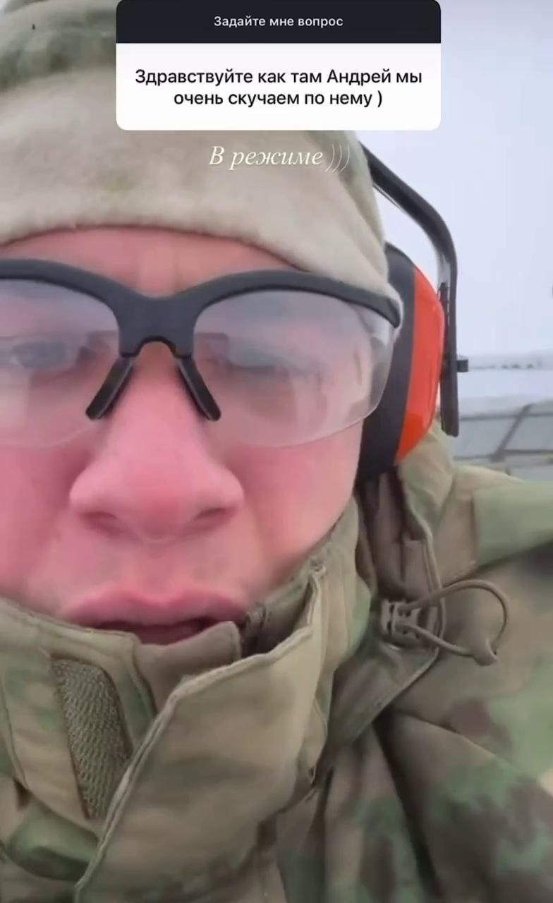 Девушка Макана опубликовала в интернете новое видео с его службы. На кадрах Макан занимается тренировкой по стрельбе, Андрей уже израсходовал магазин и лежит на снегу.