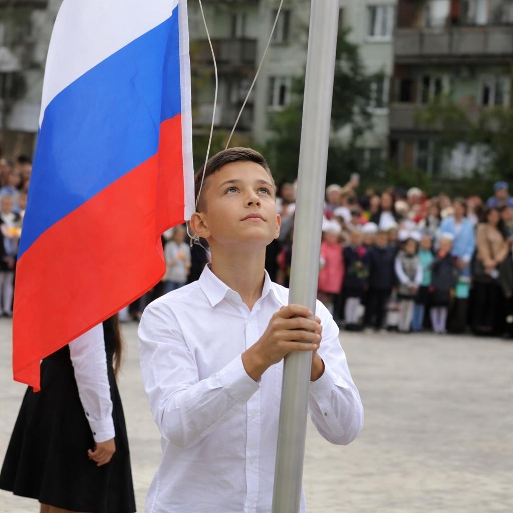 В воронежской школе на линейке директор назвала имя ученика, которому доверили поднять флаг. 10-летний Артём был уверен, что назовут его. Он даже заранее вышел чуть вперёд. Но назвали Мишу из параллельного класса.