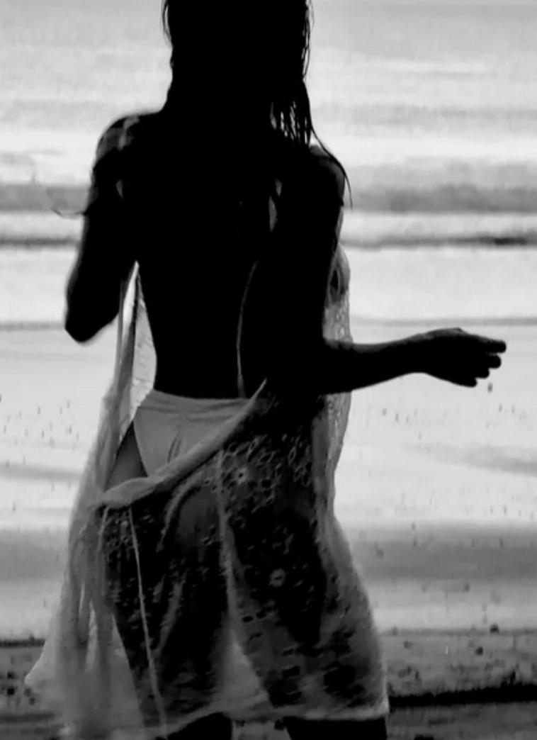 Юлия Зиверт позировала в экстремально маленьком бикиnи и без него на курорте.