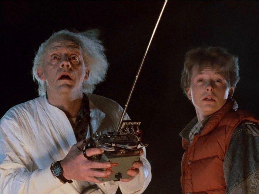 Актёры из фильма «Назад в будущее» собрались вместе на совместном фото спустя много лет.