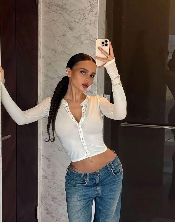 За три месяца Валя Карнавал получила доход свыше 9 миллионов рублей от своего бренда одежды.