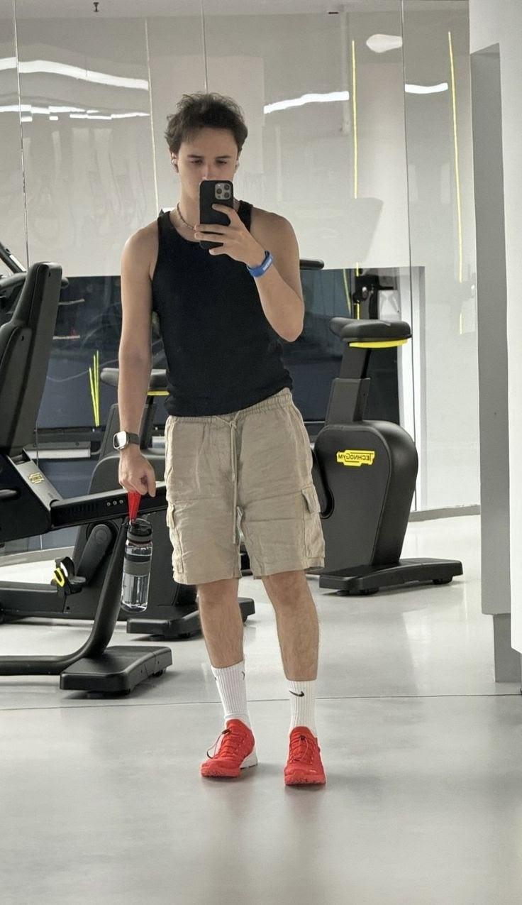 Свежекупленный автомобиль Славы Мэрлоу пострадал из-за упавшего дерева во время снежной бури.