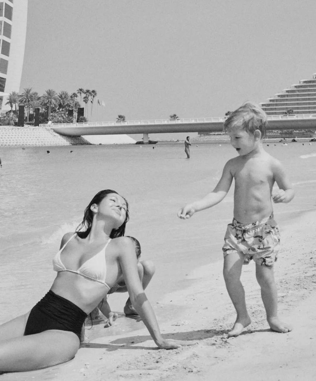 Нюша наконец-то приехала к своим детям в Дубай! После развода Нюши и её бывшего мужа Игоря двое детей — 6-летняя Серафима-Симба и 3-летний Саффрон — остались жить с отцом в Эмиратах.