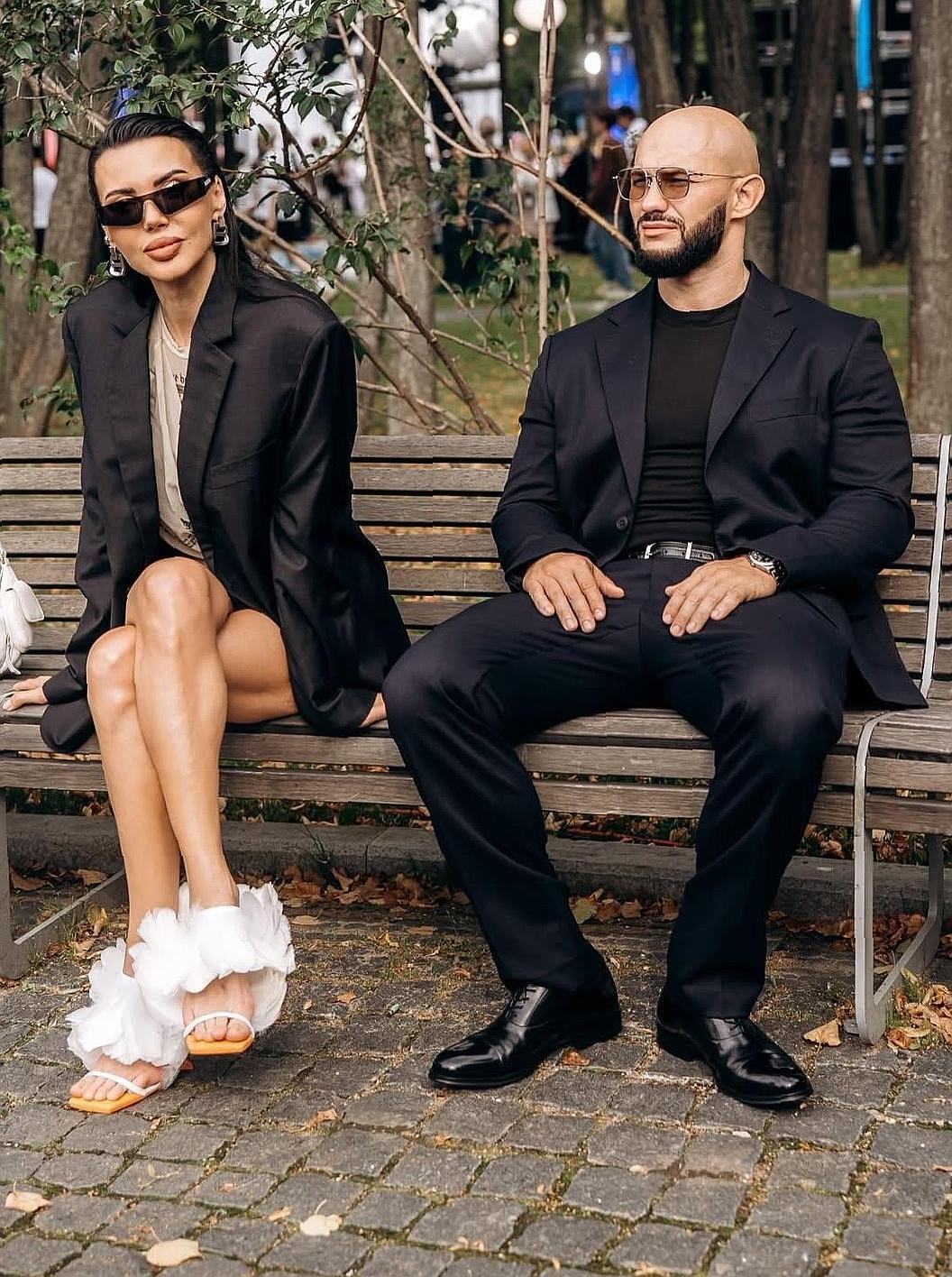 Рэпер Джиган резко высказался в адрес подруг своей бывшей жены Оксаны Самойловой — Нади Сысоевой и Наташи Рудовой, охарактеризовав их как «несчастных завистливых женщин, гиен и стервятников».