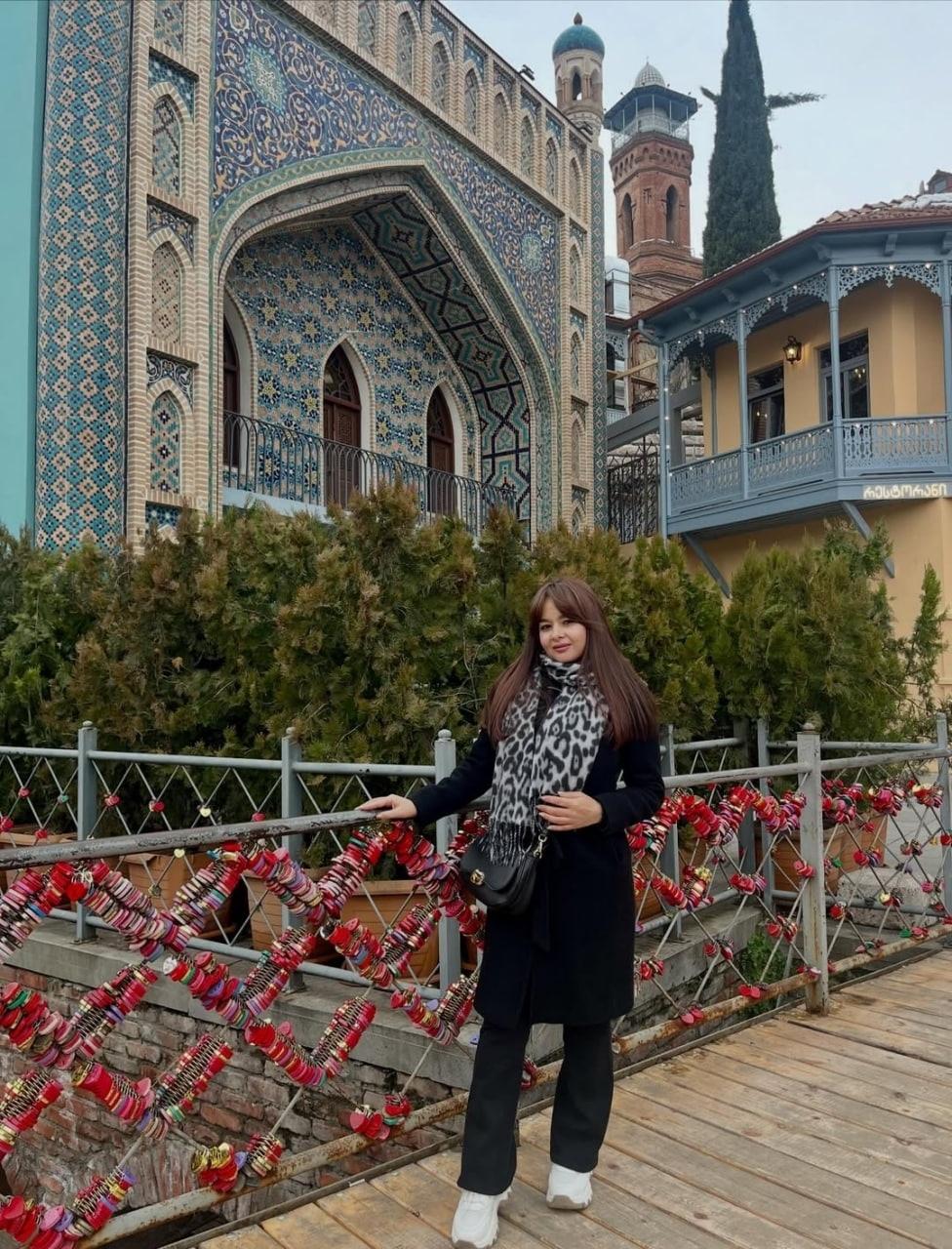 Познакомлюсь. Меня зовут Елена.