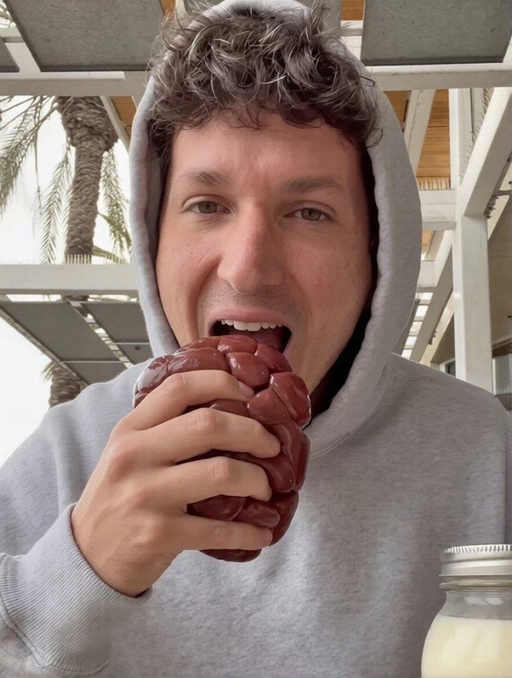 Житель США решил питаться только сырым мясом😅 Уже 80 дней он не готовит пищу и проверяет, сможет ли выжить при таком режиме: мужчина создал в соцсетях страницу, посвящённую своему опыту