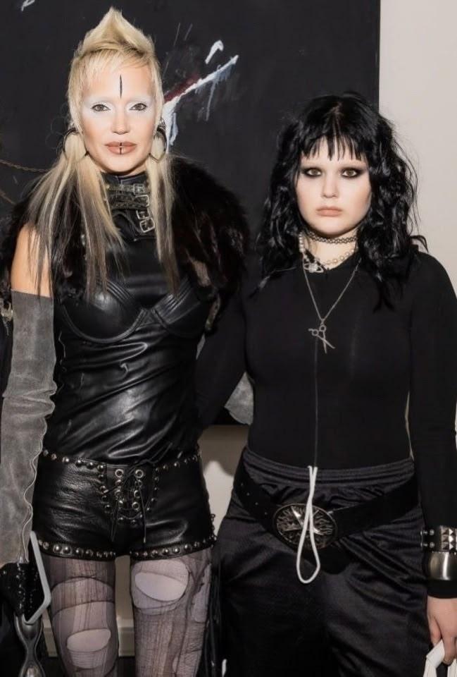 Вчера певица Глюкоза впервые появилась на публике вместе с младшей дочкой Верой