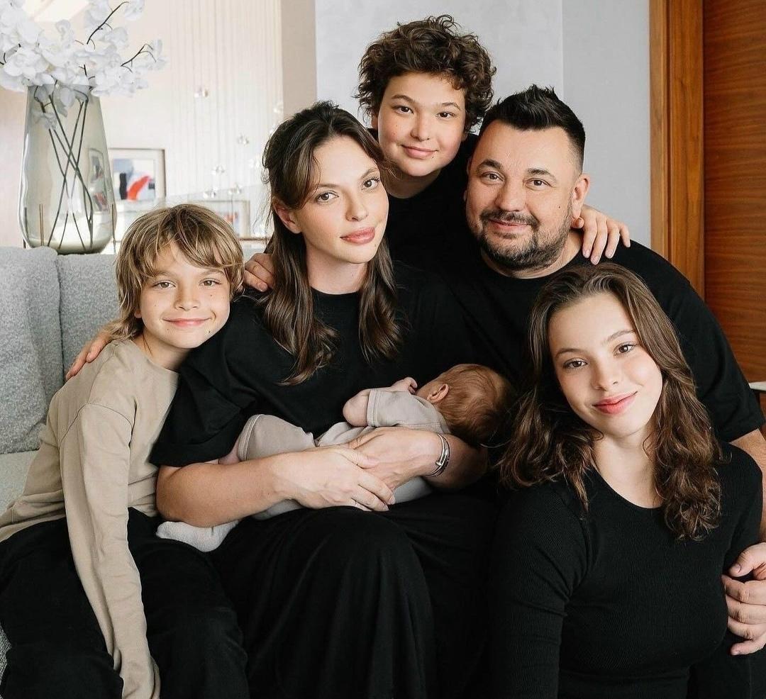 Сергей Жуков — счастливый отец пятерых детей и примерный семьянин. Его союз с Региной Бурд длится с 2007 года и восхищает поклонников своей искренностью.