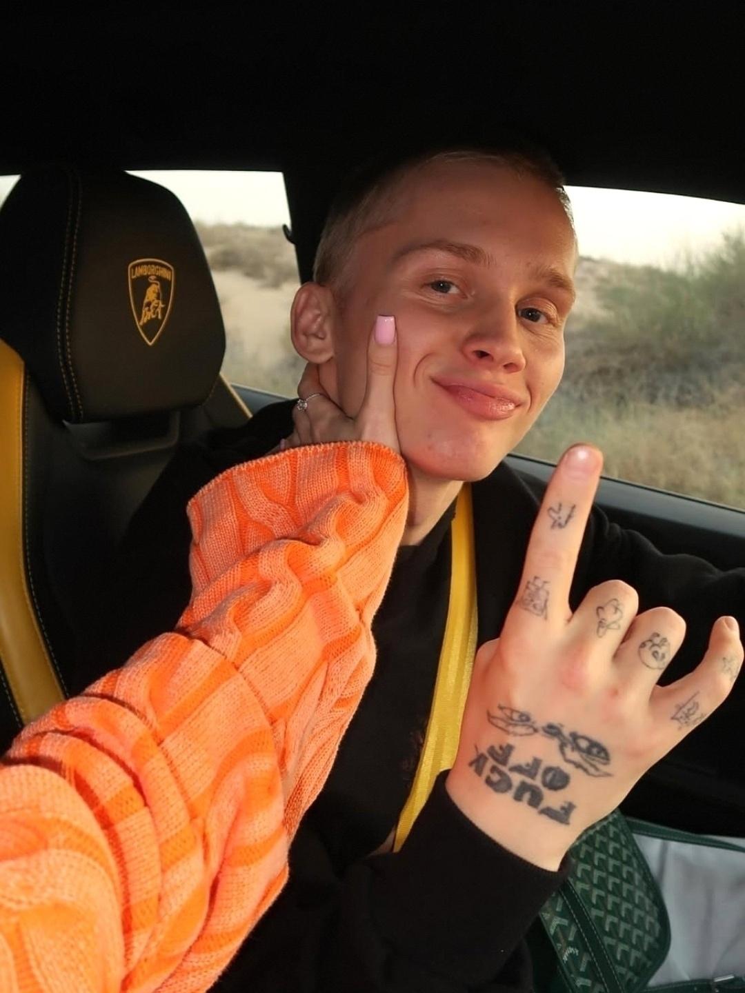 Даня МИЛОХИН, переехавший в Дубай и начавший работать курьером и водителем такси, продолжает удивлять своих подписчиков.