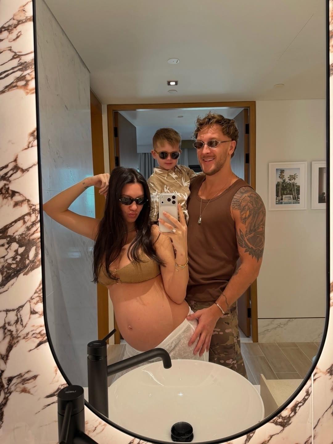 Исполнитель T-Killah вместе со своей супругой Марией Тарасовой с восторгом сообщили о грядущем прибавлении в их семье! 👶✨