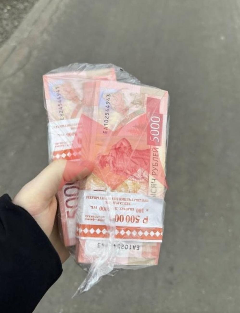 Москвич по имени Арсений стал обладателем миллиона рублей, который случайно нашёл в подземном переходе. Оказалось, что эти деньги потерял 88-летний дедушка.